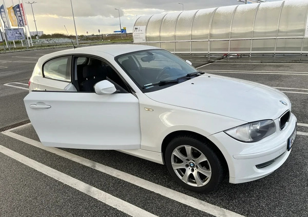 BMW Seria 1 cena 22500 przebieg: 211000, rok produkcji 2011 z Miłosław małe 301